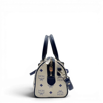 https://cdn.shopify.com/s/files/1/0564/9376/8855/files/MCM_Handtasche_Mini_Boston_mit_Umhangegurt_visetos_weiss___blau_2.webp?v=1783516335