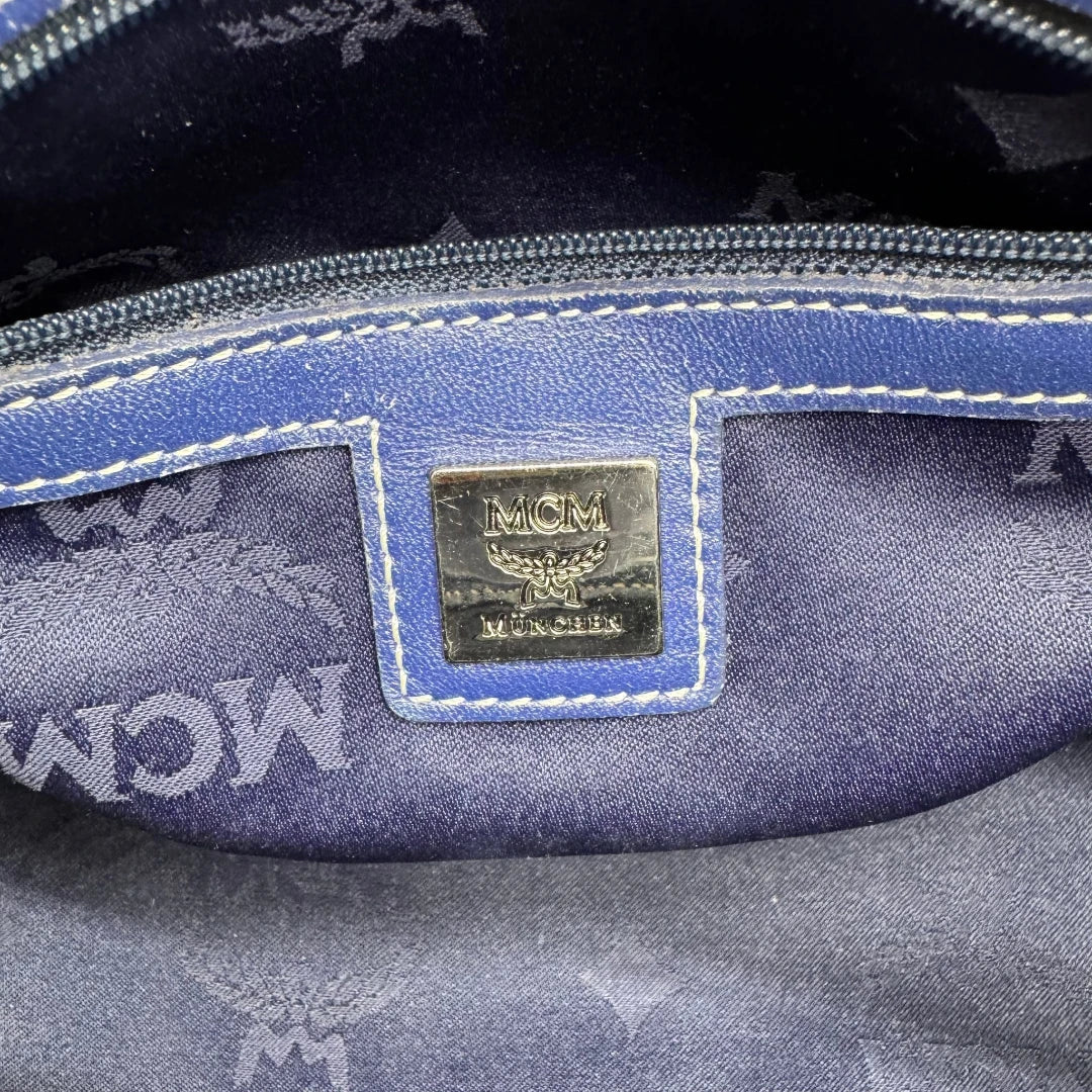 https://cdn.shopify.com/s/files/1/0564/9376/8855/files/MCM_Handtasche_Mini_Boston_mit_Umhangegurt_visetos_weiss___blau_21.webp?v=1783516336