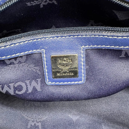 https://cdn.shopify.com/s/files/1/0564/9376/8855/files/MCM_Handtasche_Mini_Boston_mit_Umhangegurt_visetos_weiss___blau_21.webp?v=1783516336