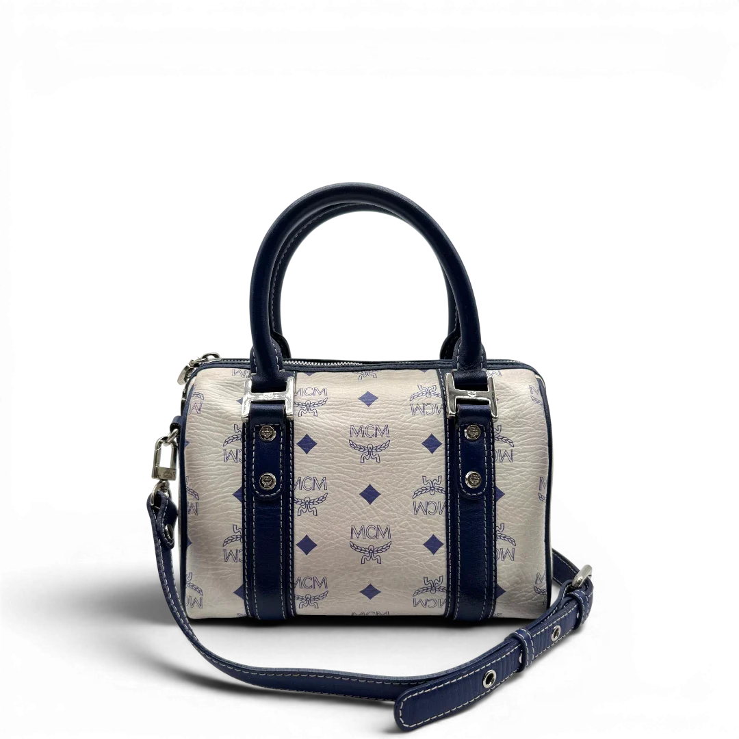 https://cdn.shopify.com/s/files/1/0564/9376/8855/files/MCM_Handtasche_Mini_Boston_mit_Umhangegurt_visetos_weiss___blau_3.webp?v=1783516335