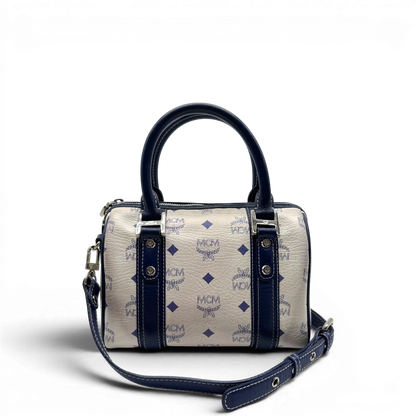 https://cdn.shopify.com/s/files/1/0564/9376/8855/files/MCM_Handtasche_Mini_Boston_mit_Umhangegurt_visetos_weiss___blau_3.webp?v=1783516335