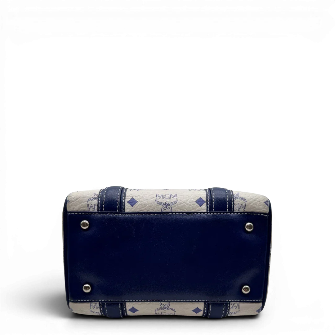 https://cdn.shopify.com/s/files/1/0564/9376/8855/files/MCM_Handtasche_Mini_Boston_mit_Umhangegurt_visetos_weiss___blau_4.webp?v=1783516335