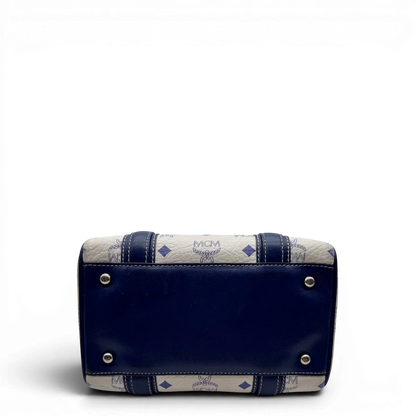 https://cdn.shopify.com/s/files/1/0564/9376/8855/files/MCM_Handtasche_Mini_Boston_mit_Umhangegurt_visetos_weiss___blau_4.webp?v=1783516335