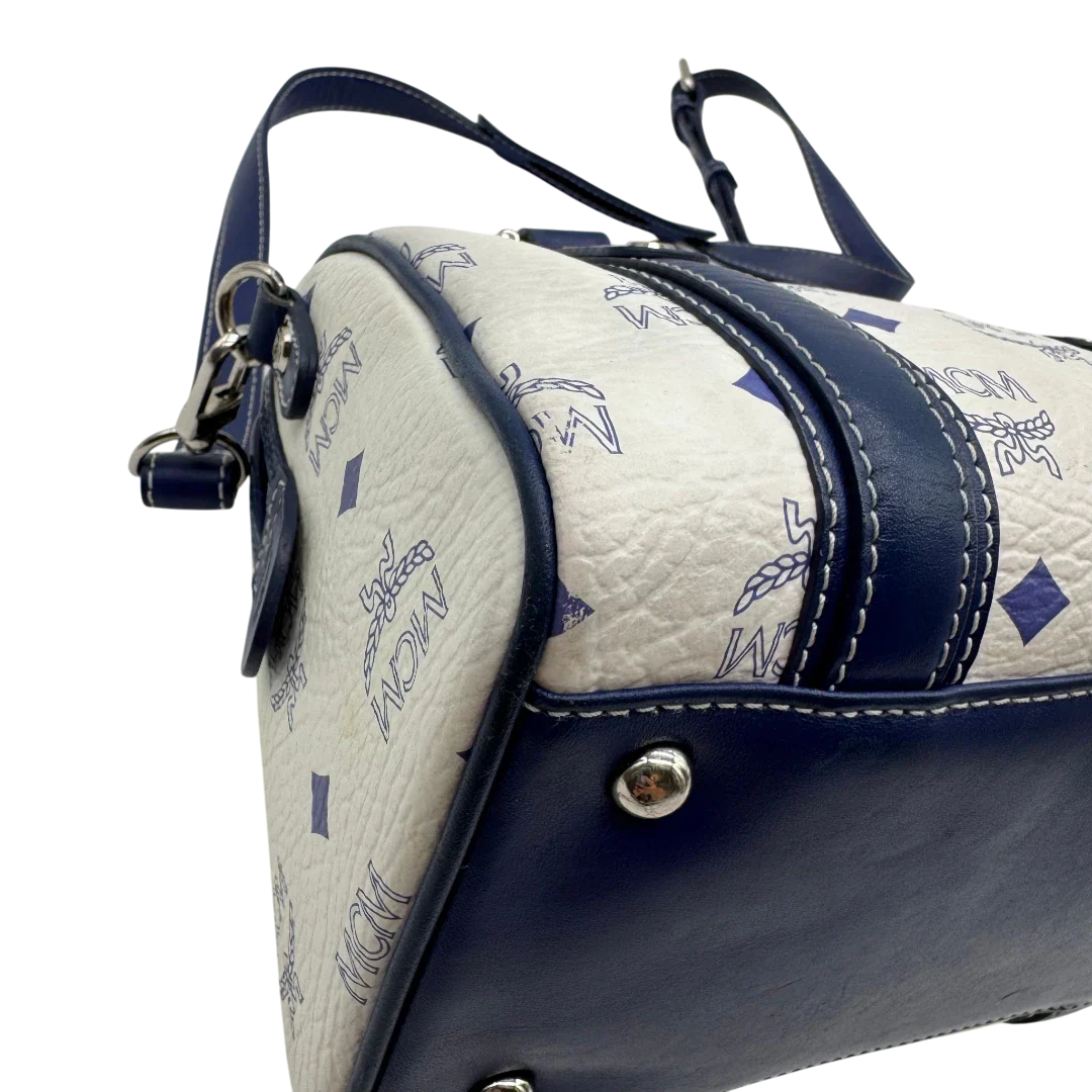 https://cdn.shopify.com/s/files/1/0564/9376/8855/files/MCM_Handtasche_Mini_Boston_mit_Umhangegurt_visetos_weiss___blau_5.webp?v=1783516335