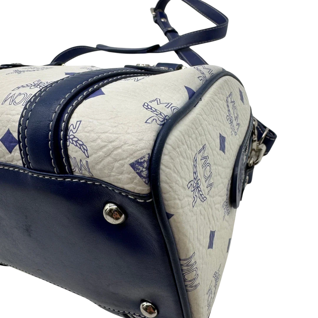 https://cdn.shopify.com/s/files/1/0564/9376/8855/files/MCM_Handtasche_Mini_Boston_mit_Umhangegurt_visetos_weiss___blau_6.webp?v=1783516335
