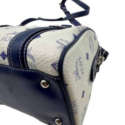 https://cdn.shopify.com/s/files/1/0564/9376/8855/files/MCM_Handtasche_Mini_Boston_mit_Umhangegurt_visetos_weiss___blau_6.webp?v=1783516335