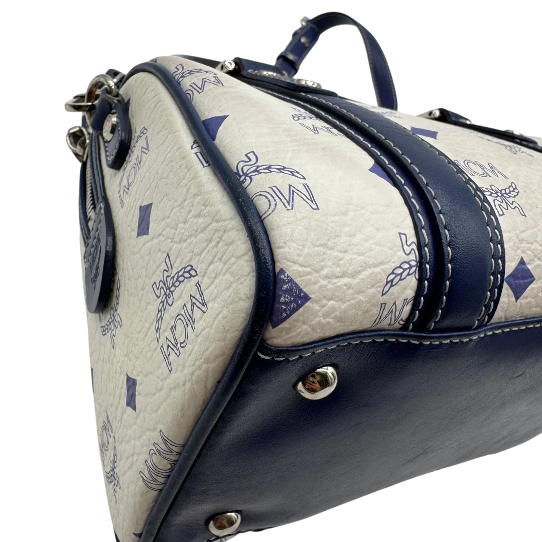 https://cdn.shopify.com/s/files/1/0564/9376/8855/files/MCM_Handtasche_Mini_Boston_mit_Umhangegurt_visetos_weiss___blau_7.webp?v=1783516336