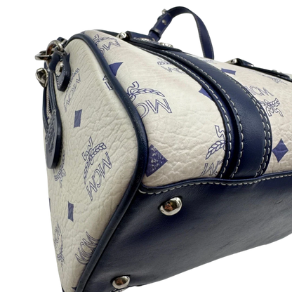 https://cdn.shopify.com/s/files/1/0564/9376/8855/files/MCM_Handtasche_Mini_Boston_mit_Umhangegurt_visetos_weiss___blau_7.webp?v=1783516336