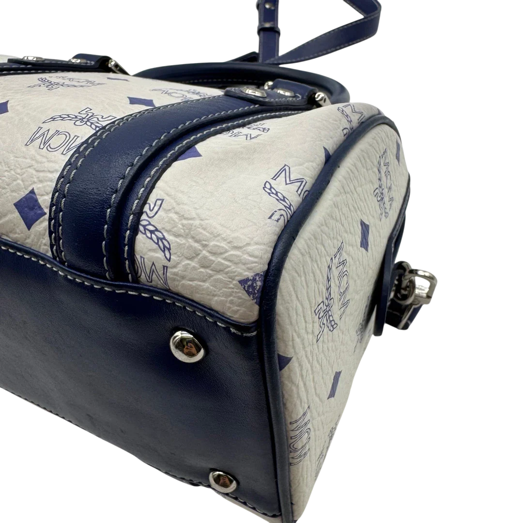 https://cdn.shopify.com/s/files/1/0564/9376/8855/files/MCM_Handtasche_Mini_Boston_mit_Umhangegurt_visetos_weiss___blau_8.webp?v=1783516335
