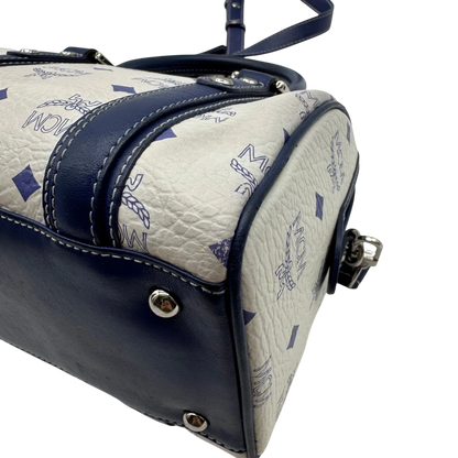 https://cdn.shopify.com/s/files/1/0564/9376/8855/files/MCM_Handtasche_Mini_Boston_mit_Umhangegurt_visetos_weiss___blau_8.webp?v=1783516335