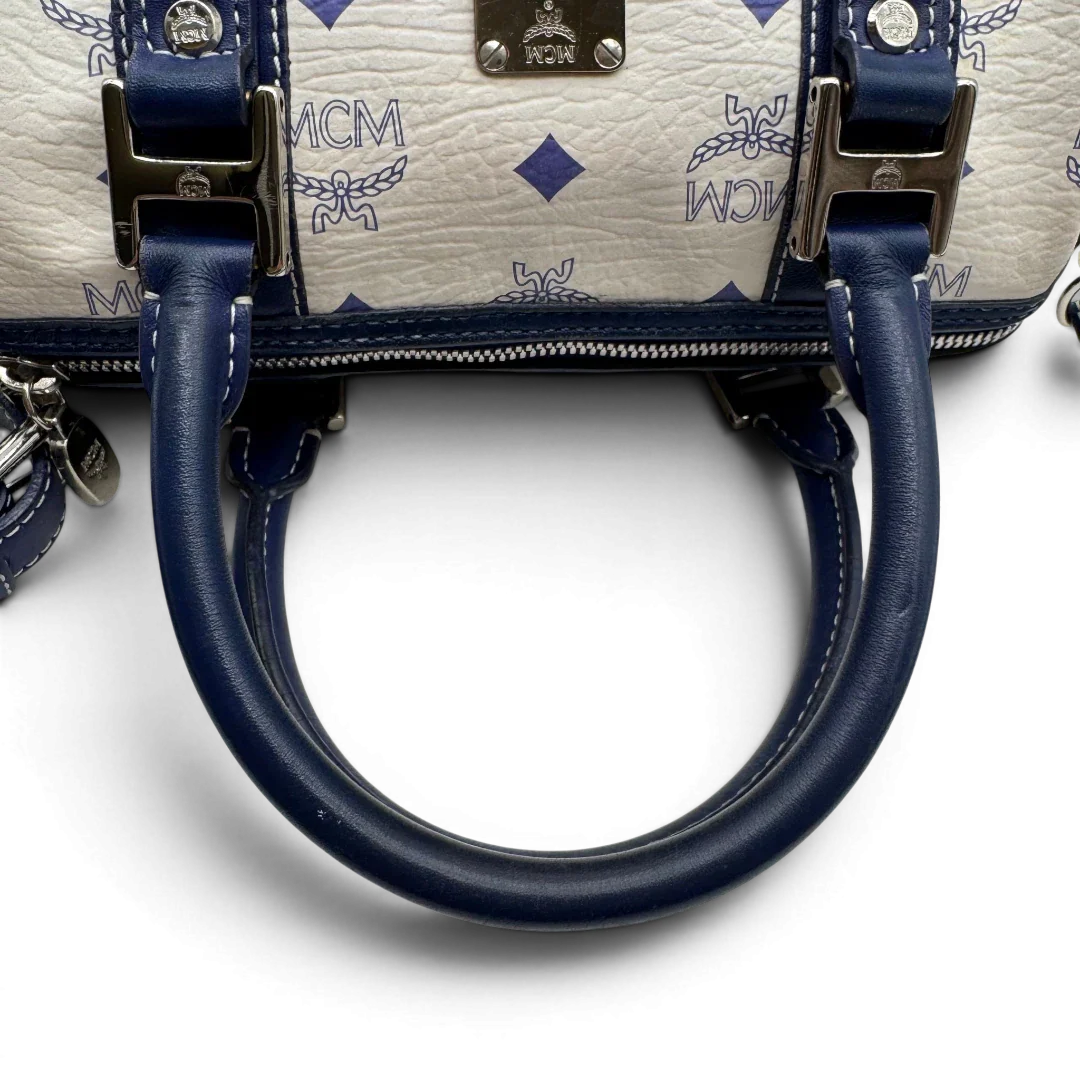 https://cdn.shopify.com/s/files/1/0564/9376/8855/files/MCM_Handtasche_Mini_Boston_mit_Umhangegurt_visetos_weiss___blau_9.webp?v=1783516335