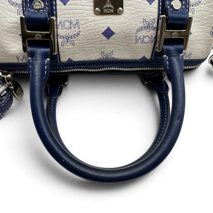 https://cdn.shopify.com/s/files/1/0564/9376/8855/files/MCM_Handtasche_Mini_Boston_mit_Umhangegurt_visetos_weiss___blau_9.webp?v=1783516335