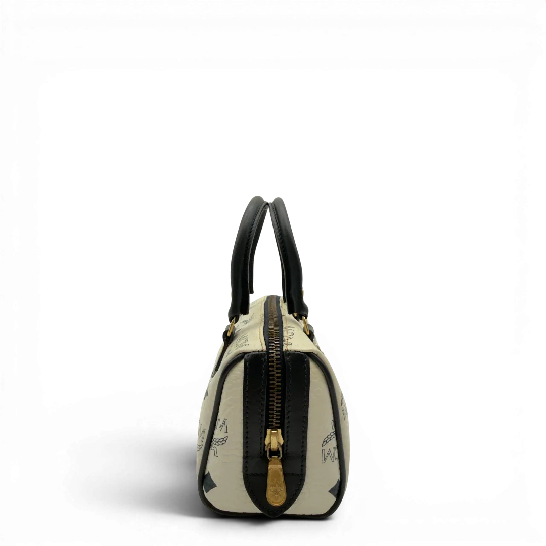 https://cdn.shopify.com/s/files/1/0564/9376/8855/files/MCM_Handtasche_Mini_Boston_mit_Umhangegurt_visetos_weiss_vintage8330.webp?v=1780408946