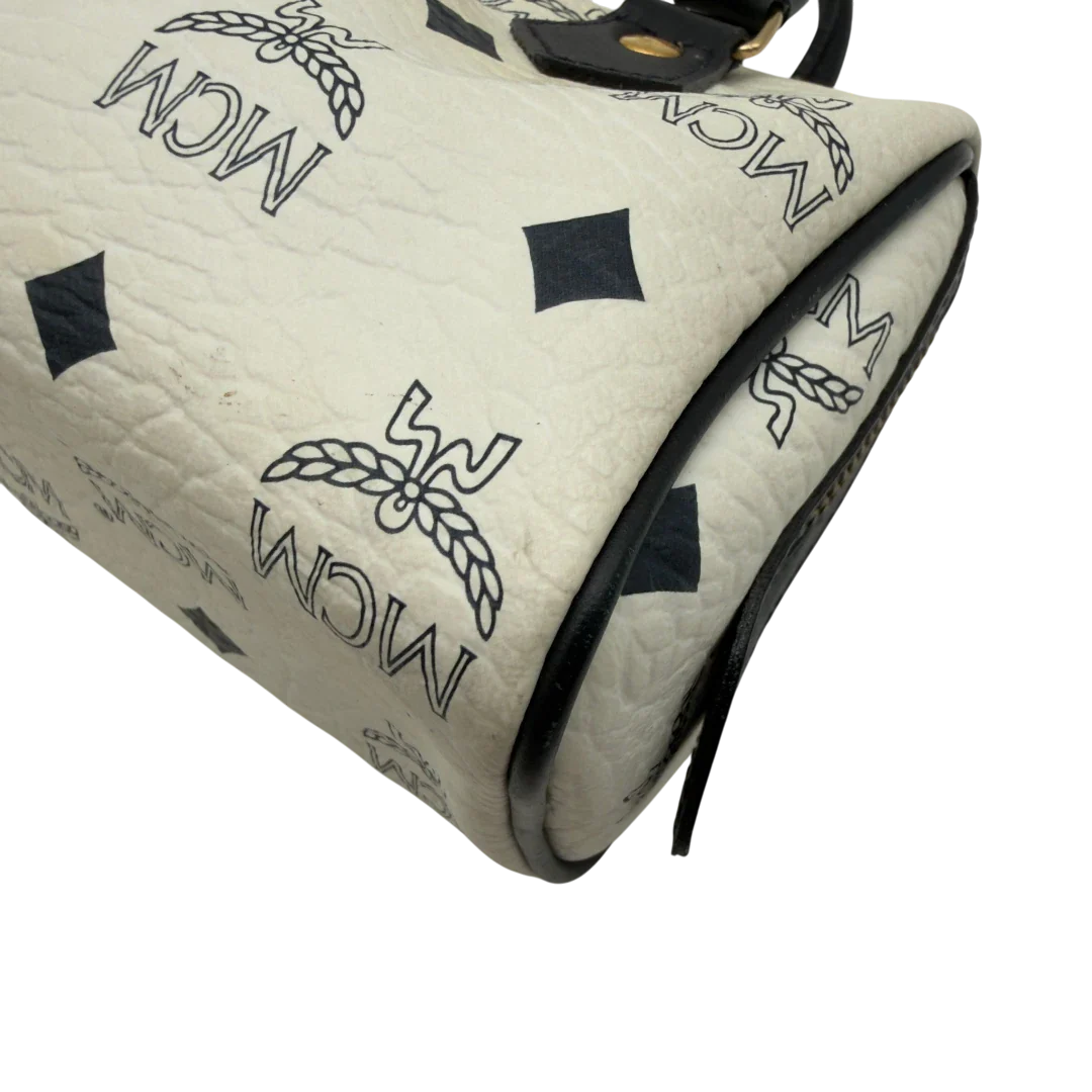 https://cdn.shopify.com/s/files/1/0564/9376/8855/files/MCM_Handtasche_Mini_Boston_mit_Umhangegurt_visetos_weiss_vintage8333.webp?v=1780408946