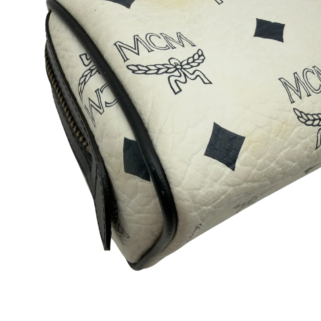 https://cdn.shopify.com/s/files/1/0564/9376/8855/files/MCM_Handtasche_Mini_Boston_mit_Umhangegurt_visetos_weiss_vintage8336.webp?v=1780408946