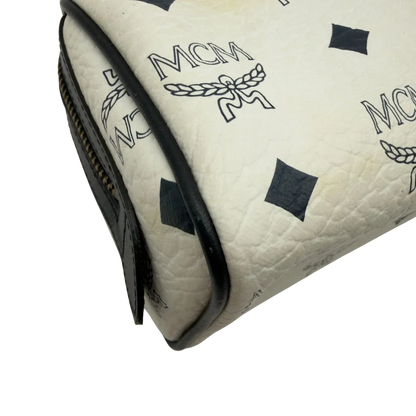 https://cdn.shopify.com/s/files/1/0564/9376/8855/files/MCM_Handtasche_Mini_Boston_mit_Umhangegurt_visetos_weiss_vintage8336.webp?v=1780408946