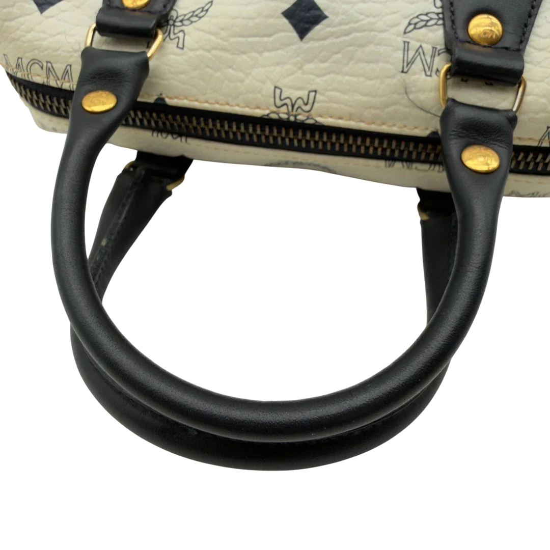 https://cdn.shopify.com/s/files/1/0564/9376/8855/files/MCM_Handtasche_Mini_Boston_mit_Umhangegurt_visetos_weiss_vintage8338.webp?v=1780408946
