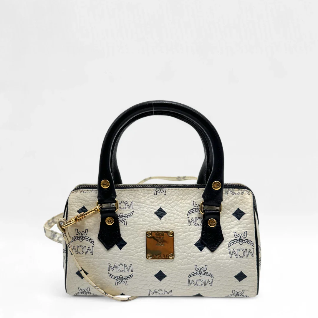 https://cdn.shopify.com/s/files/1/0564/9376/8855/files/MCM_Handtasche_Mini_Boston_mit_Umhangegurt_visetos_weiss_vintage_designer_handbag3464.webp?v=1757506052