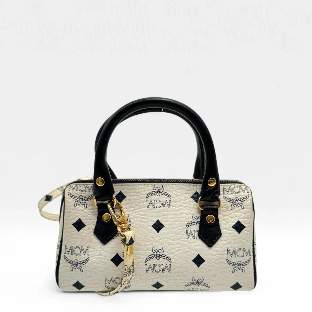 https://cdn.shopify.com/s/files/1/0564/9376/8855/files/MCM_Handtasche_Mini_Boston_mit_Umhangegurt_visetos_weiss_vintage_designer_handbag3467.webp?v=1757506011