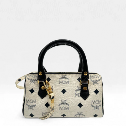 https://cdn.shopify.com/s/files/1/0564/9376/8855/files/MCM_Handtasche_Mini_Boston_mit_Umhangegurt_visetos_weiss_vintage_designer_handbag3467.webp?v=1757506011