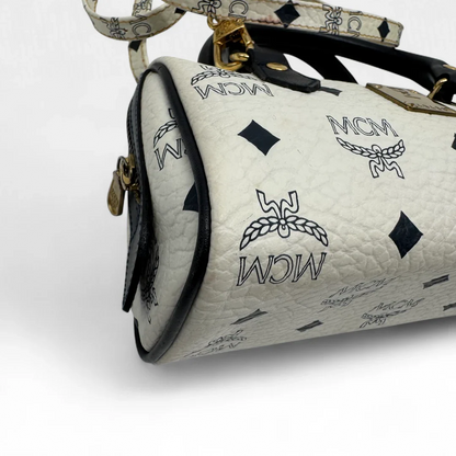 https://cdn.shopify.com/s/files/1/0564/9376/8855/files/MCM_Handtasche_Mini_Boston_mit_Umhangegurt_visetos_weiss_vintage_designer_handbag3469.webp?v=1757506011