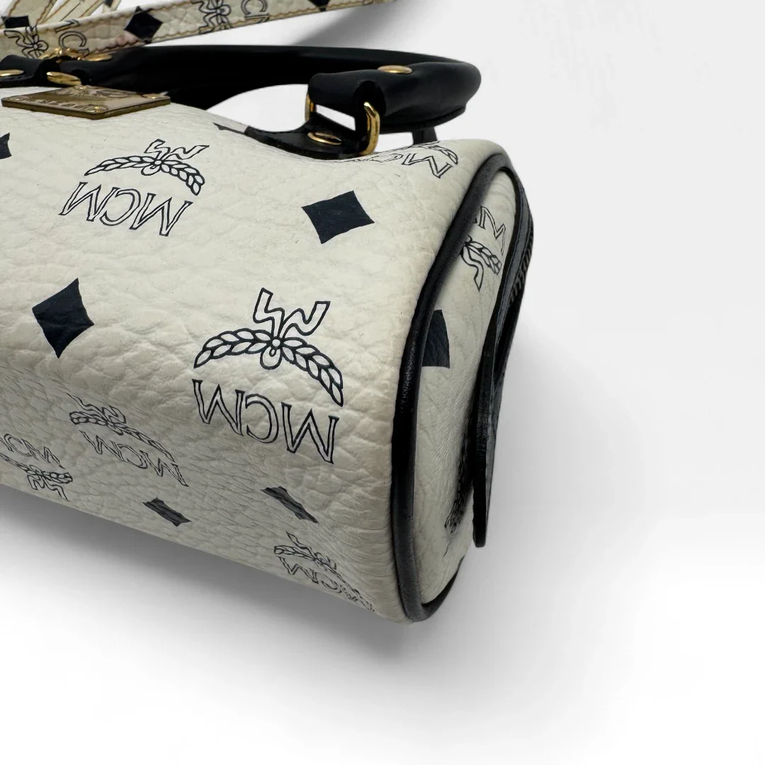 https://cdn.shopify.com/s/files/1/0564/9376/8855/files/MCM_Handtasche_Mini_Boston_mit_Umhangegurt_visetos_weiss_vintage_designer_handbag3470.webp?v=1757506011