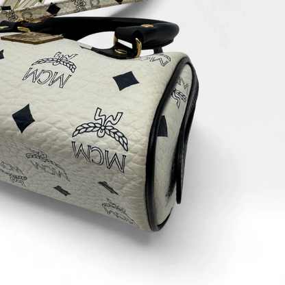 https://cdn.shopify.com/s/files/1/0564/9376/8855/files/MCM_Handtasche_Mini_Boston_mit_Umhangegurt_visetos_weiss_vintage_designer_handbag3470.webp?v=1757506011