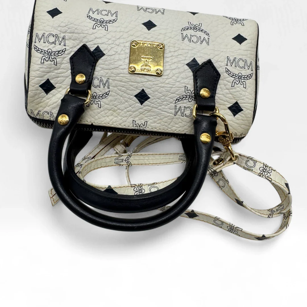 https://cdn.shopify.com/s/files/1/0564/9376/8855/files/MCM_Handtasche_Mini_Boston_mit_Umhangegurt_visetos_weiss_vintage_designer_handbag3473.webp?v=1757506012