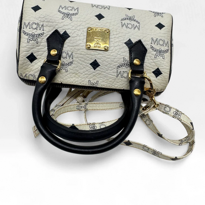 https://cdn.shopify.com/s/files/1/0564/9376/8855/files/MCM_Handtasche_Mini_Boston_mit_Umhangegurt_visetos_weiss_vintage_designer_handbag3473.webp?v=1757506012