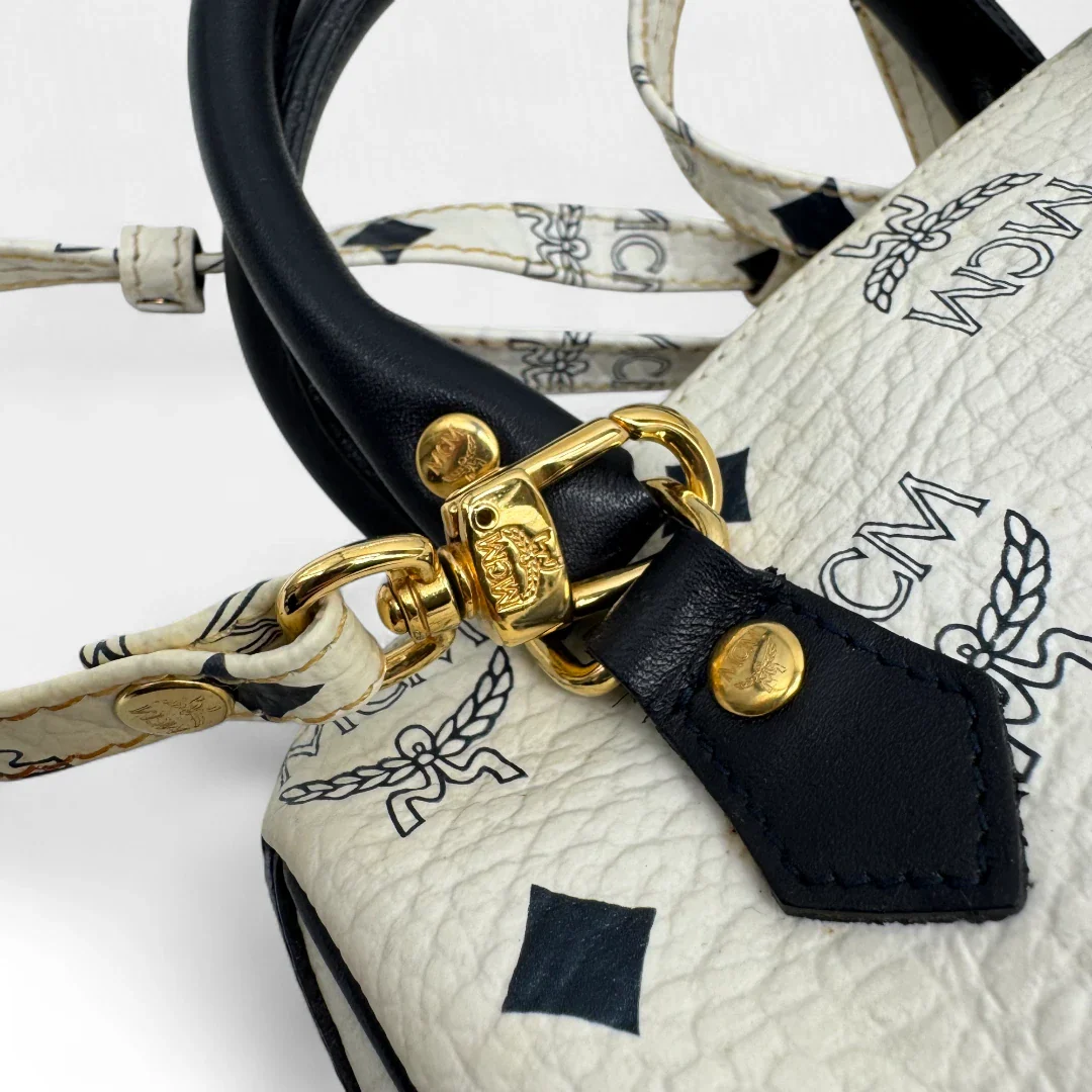 https://cdn.shopify.com/s/files/1/0564/9376/8855/files/MCM_Handtasche_Mini_Boston_mit_Umhangegurt_visetos_weiss_vintage_designer_handbag3479.webp?v=1757506012