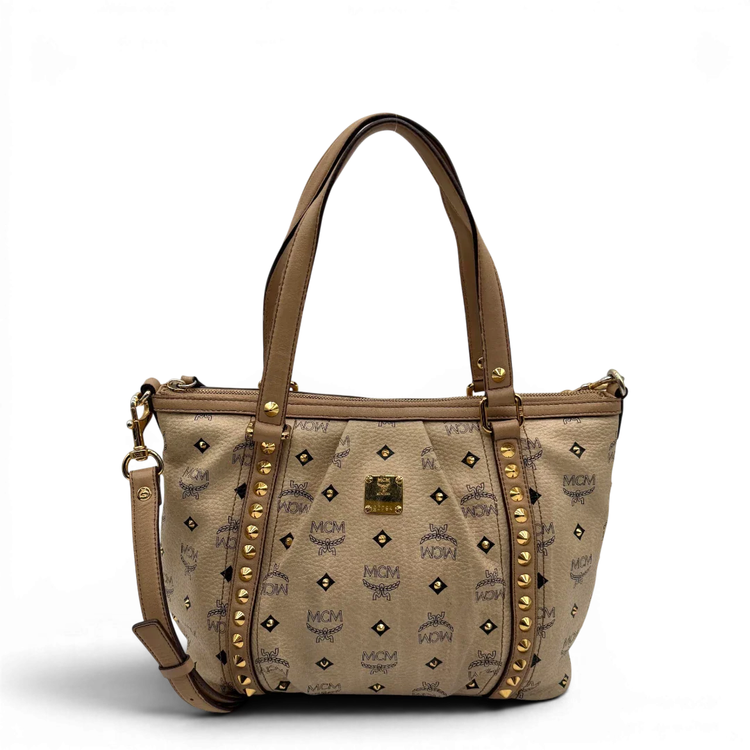 https://cdn.shopify.com/s/files/1/0564/9376/8855/files/MCM_Handtasche_mit_Nieten_mit_Umhangegurt_visetos_beige_1.webp?v=1781856231