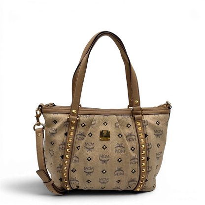https://cdn.shopify.com/s/files/1/0564/9376/8855/files/MCM_Handtasche_mit_Nieten_mit_Umhangegurt_visetos_beige_1.webp?v=1781856231