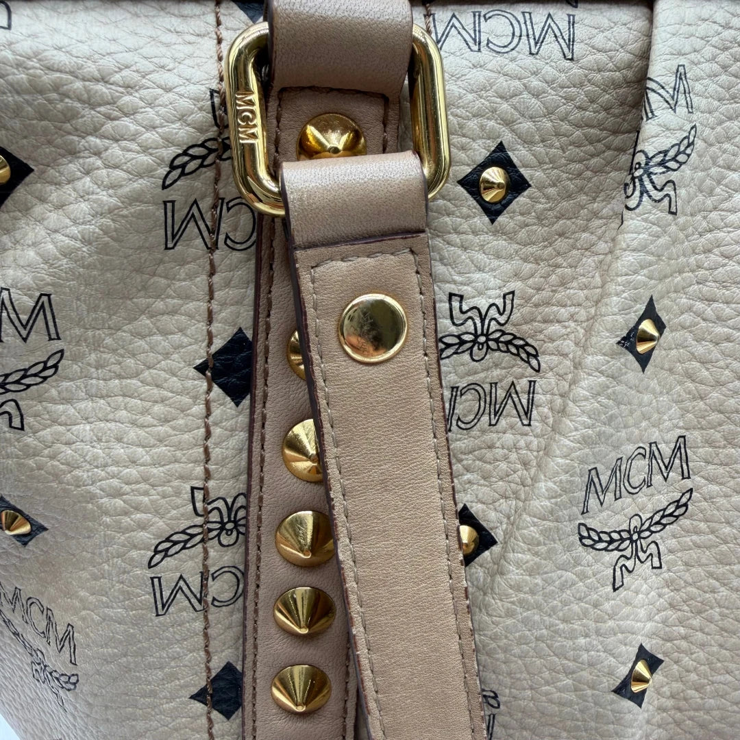 https://cdn.shopify.com/s/files/1/0564/9376/8855/files/MCM_Handtasche_mit_Nieten_mit_Umhangegurt_visetos_beige_11.webp?v=1781856231