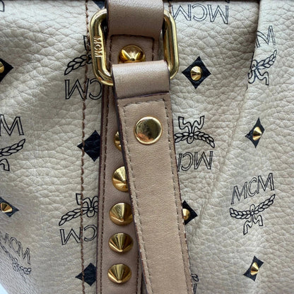 https://cdn.shopify.com/s/files/1/0564/9376/8855/files/MCM_Handtasche_mit_Nieten_mit_Umhangegurt_visetos_beige_11.webp?v=1781856231