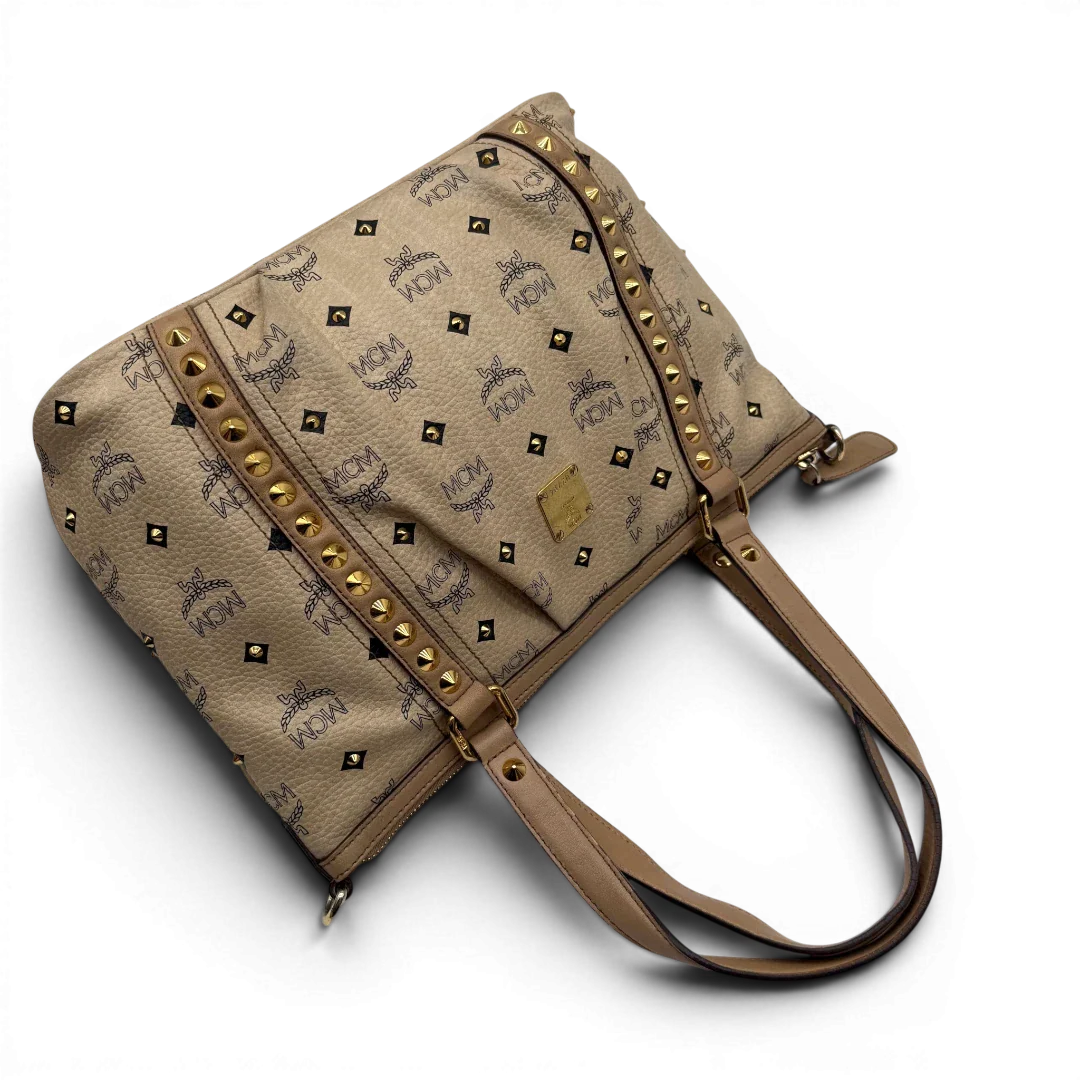 https://cdn.shopify.com/s/files/1/0564/9376/8855/files/MCM_Handtasche_mit_Nieten_mit_Umhangegurt_visetos_beige_12.webp?v=1781856232