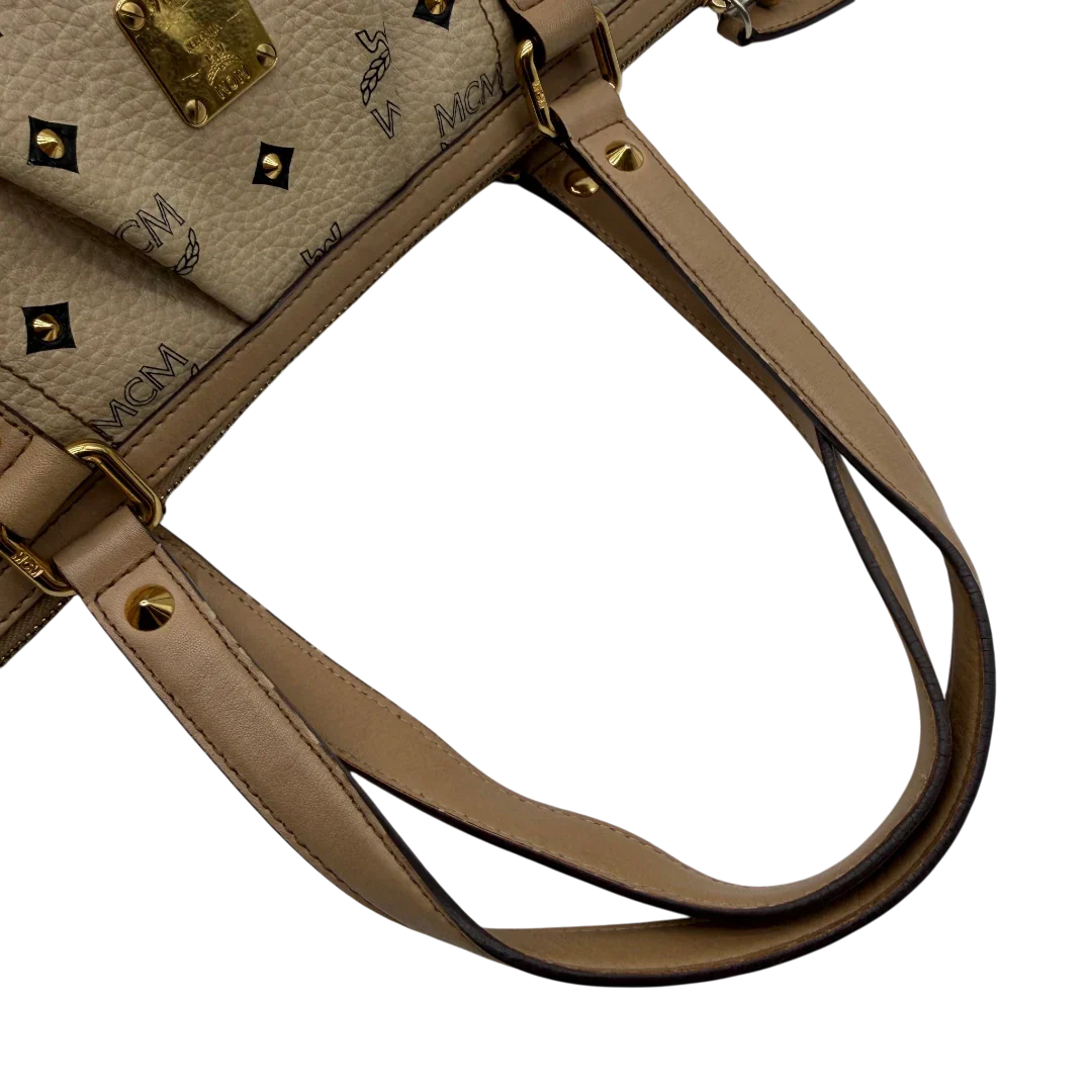 https://cdn.shopify.com/s/files/1/0564/9376/8855/files/MCM_Handtasche_mit_Nieten_mit_Umhangegurt_visetos_beige_13.webp?v=1781856230