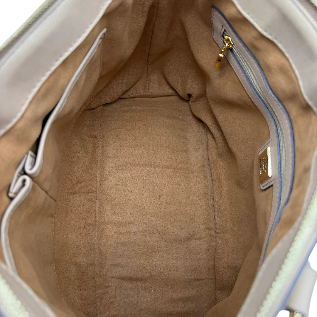 https://cdn.shopify.com/s/files/1/0564/9376/8855/files/MCM_Handtasche_mit_Nieten_mit_Umhangegurt_visetos_beige_14.webp?v=1781856231