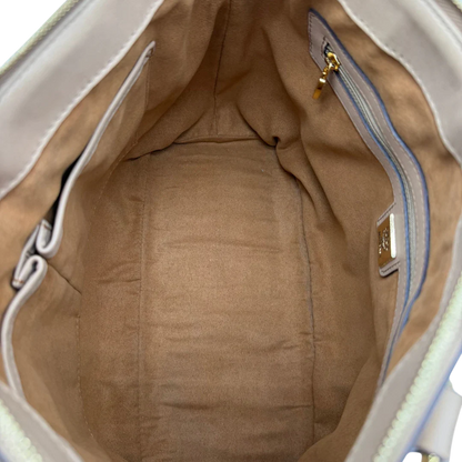 https://cdn.shopify.com/s/files/1/0564/9376/8855/files/MCM_Handtasche_mit_Nieten_mit_Umhangegurt_visetos_beige_14.webp?v=1781856231
