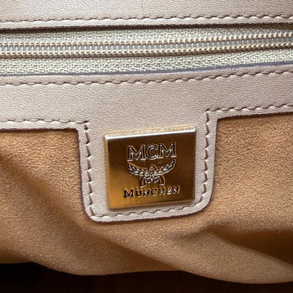 https://cdn.shopify.com/s/files/1/0564/9376/8855/files/MCM_Handtasche_mit_Nieten_mit_Umhangegurt_visetos_beige_15.webp?v=1781856231
