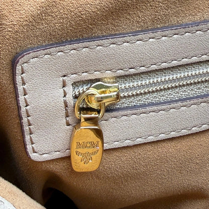 https://cdn.shopify.com/s/files/1/0564/9376/8855/files/MCM_Handtasche_mit_Nieten_mit_Umhangegurt_visetos_beige_16.webp?v=1781856231