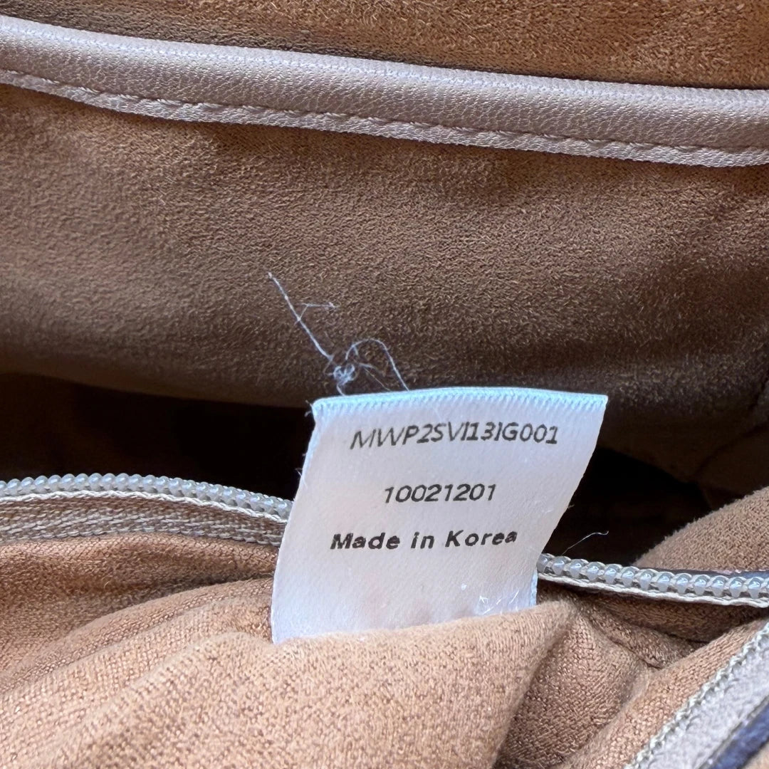 https://cdn.shopify.com/s/files/1/0564/9376/8855/files/MCM_Handtasche_mit_Nieten_mit_Umhangegurt_visetos_beige_17.webp?v=1781856231