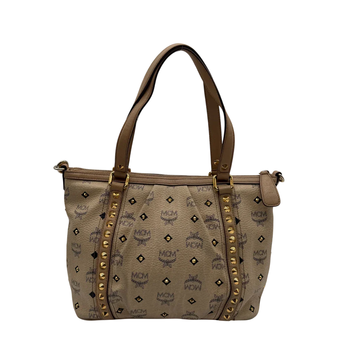 https://cdn.shopify.com/s/files/1/0564/9376/8855/files/MCM_Handtasche_mit_Nieten_mit_Umhangegurt_visetos_beige_2.webp?v=1781856230