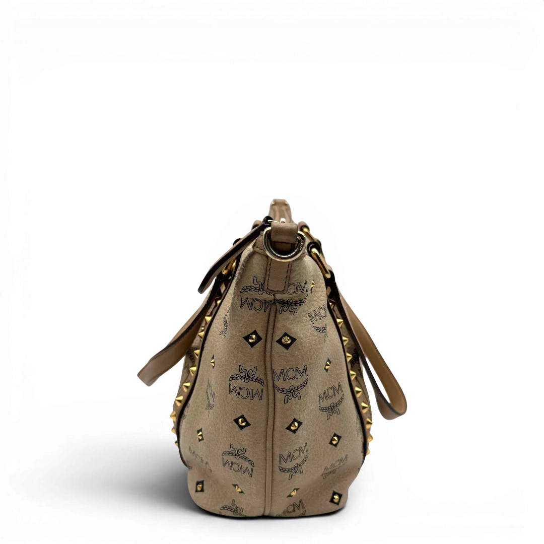 https://cdn.shopify.com/s/files/1/0564/9376/8855/files/MCM_Handtasche_mit_Nieten_mit_Umhangegurt_visetos_beige_3.webp?v=1781856231