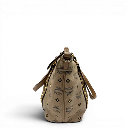https://cdn.shopify.com/s/files/1/0564/9376/8855/files/MCM_Handtasche_mit_Nieten_mit_Umhangegurt_visetos_beige_3.webp?v=1781856231