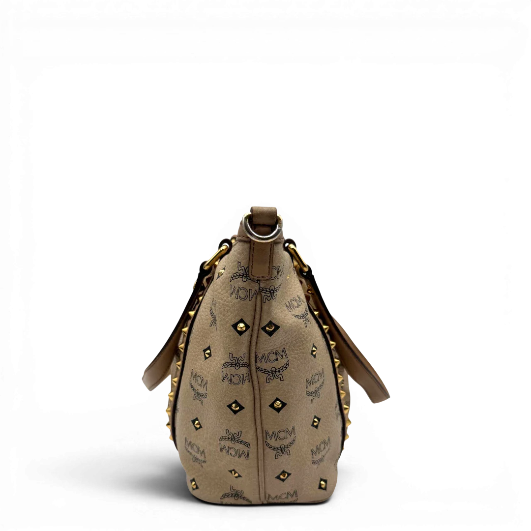 https://cdn.shopify.com/s/files/1/0564/9376/8855/files/MCM_Handtasche_mit_Nieten_mit_Umhangegurt_visetos_beige_4.webp?v=1781856230