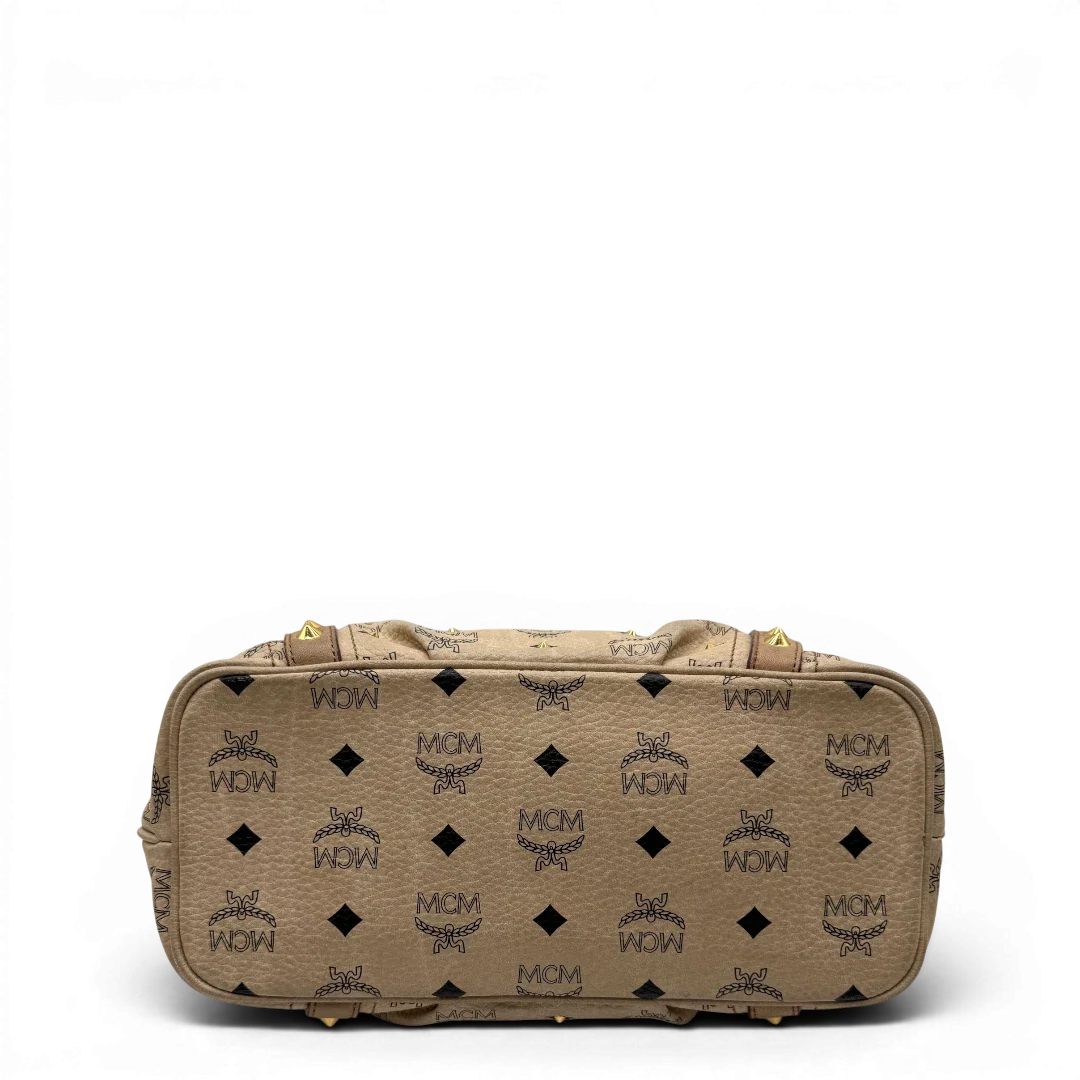 https://cdn.shopify.com/s/files/1/0564/9376/8855/files/MCM_Handtasche_mit_Nieten_mit_Umhangegurt_visetos_beige_5.webp?v=1781856231
