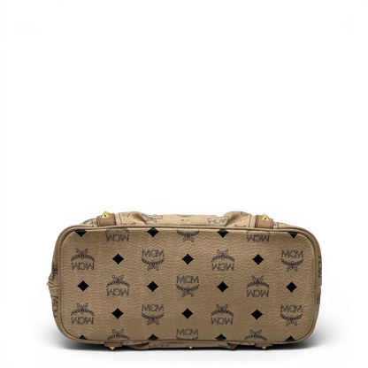 https://cdn.shopify.com/s/files/1/0564/9376/8855/files/MCM_Handtasche_mit_Nieten_mit_Umhangegurt_visetos_beige_5.webp?v=1781856231