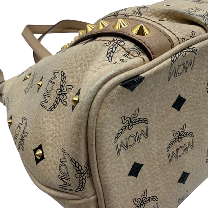 https://cdn.shopify.com/s/files/1/0564/9376/8855/files/MCM_Handtasche_mit_Nieten_mit_Umhangegurt_visetos_beige_6.webp?v=1781856231