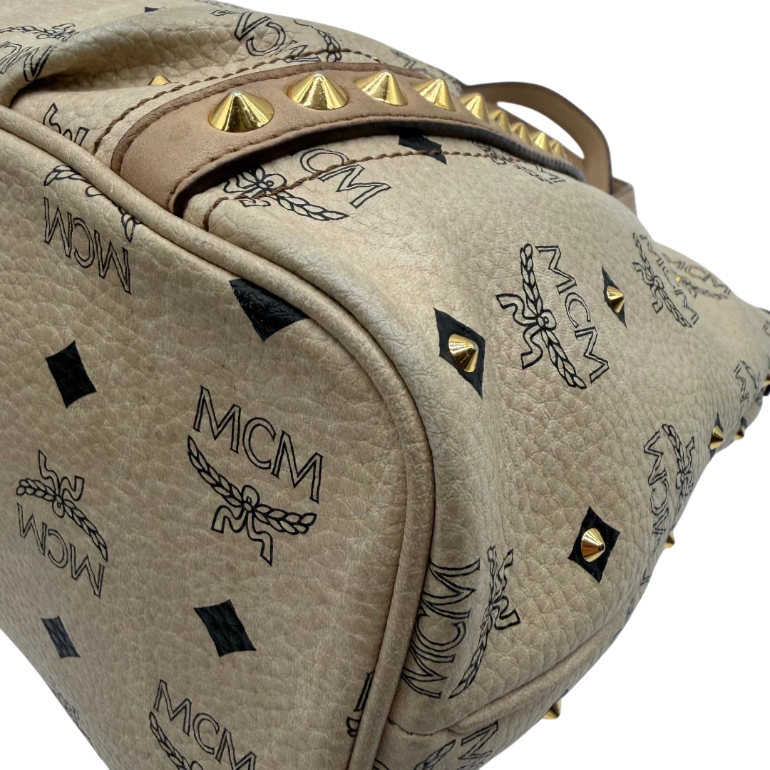 https://cdn.shopify.com/s/files/1/0564/9376/8855/files/MCM_Handtasche_mit_Nieten_mit_Umhangegurt_visetos_beige_7.webp?v=1781856231