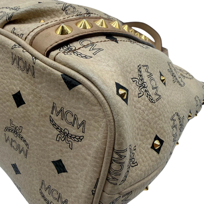 https://cdn.shopify.com/s/files/1/0564/9376/8855/files/MCM_Handtasche_mit_Nieten_mit_Umhangegurt_visetos_beige_7.webp?v=1781856231